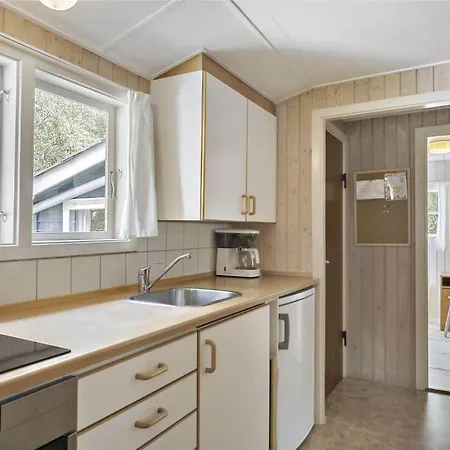 1534-aakirkeby-lyngvejen-11 度假居 Vester Somarken